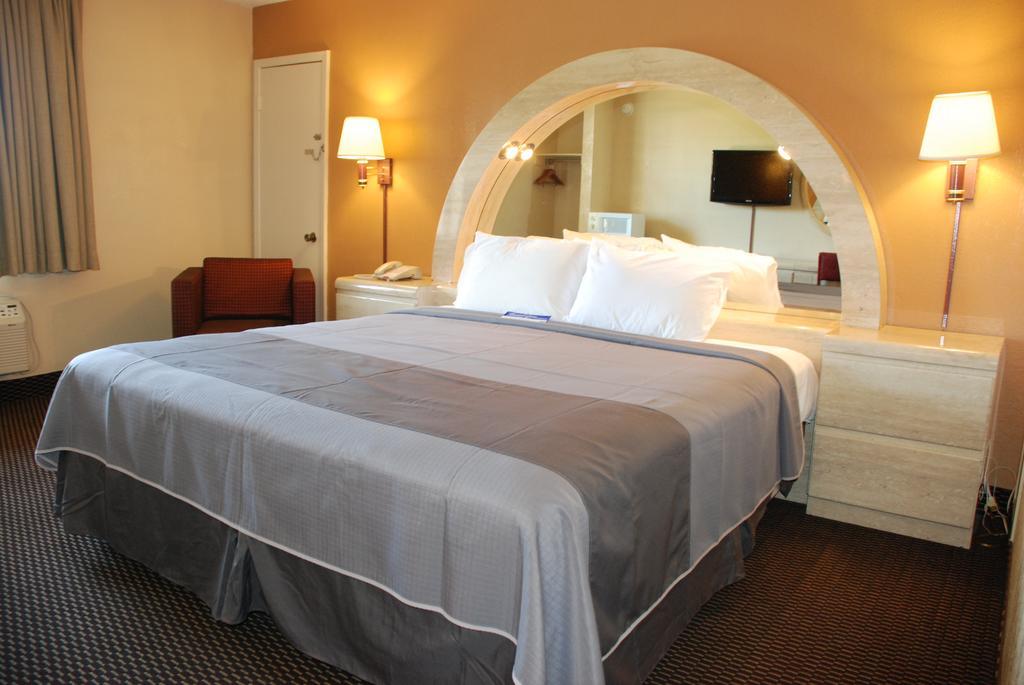 Apple Tree Inn Lindale Экстерьер фото